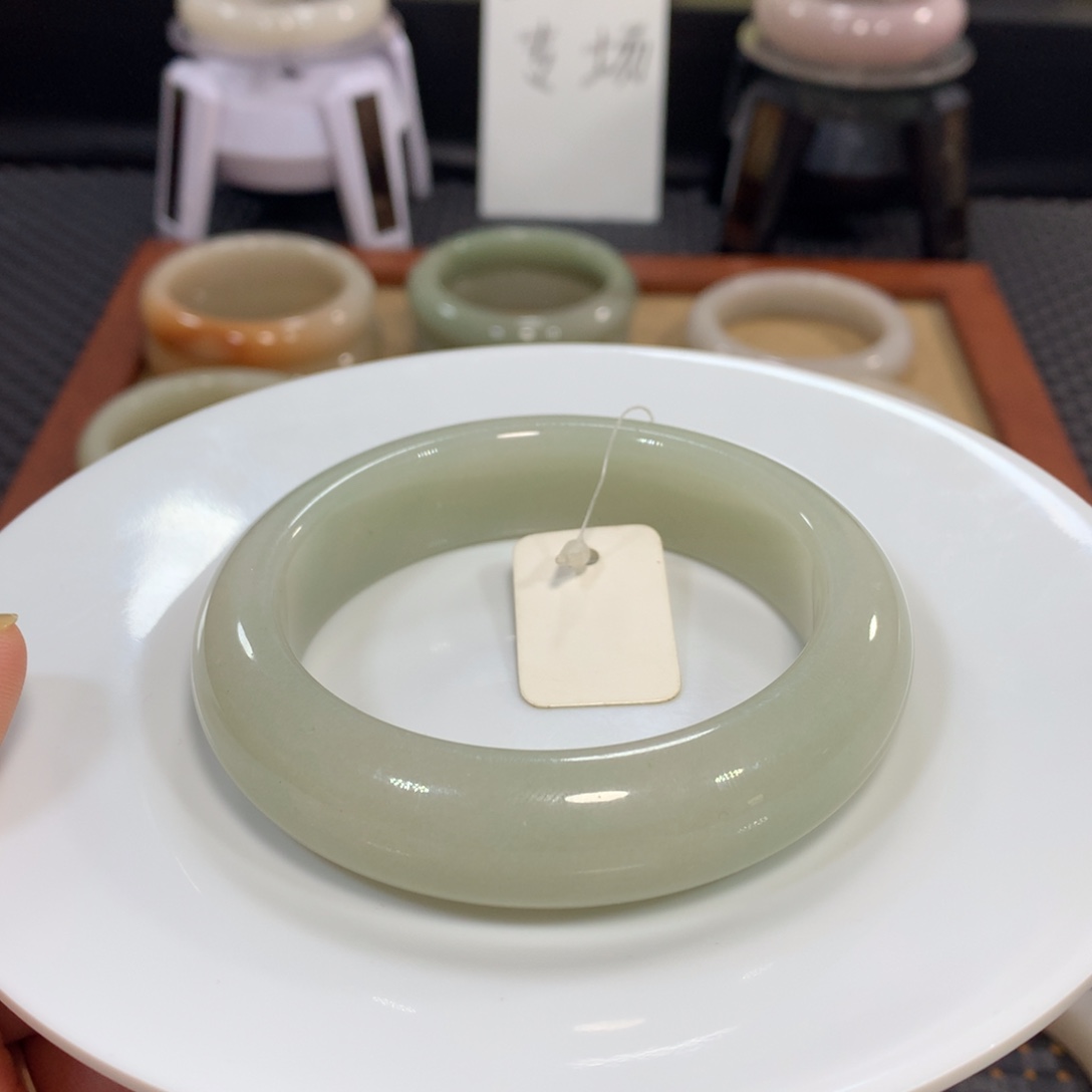 丫***头石英质玉（佘太翠）未镶嵌手镯64.4豆绿