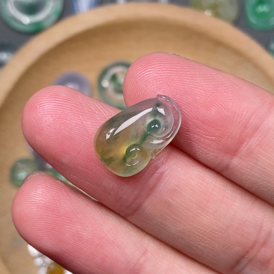 翡翠颈饰未镶嵌如意