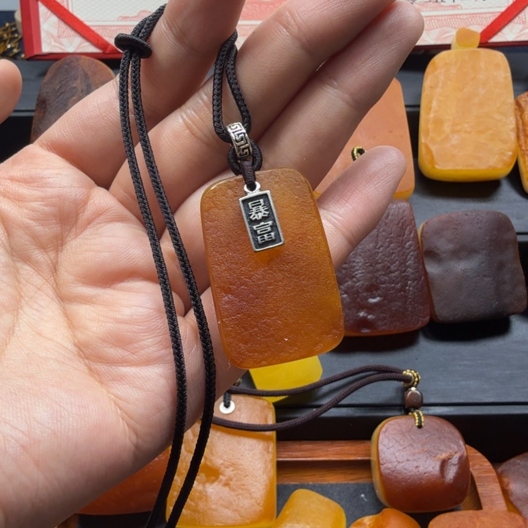 琥珀吊坠(赠链)未镶嵌