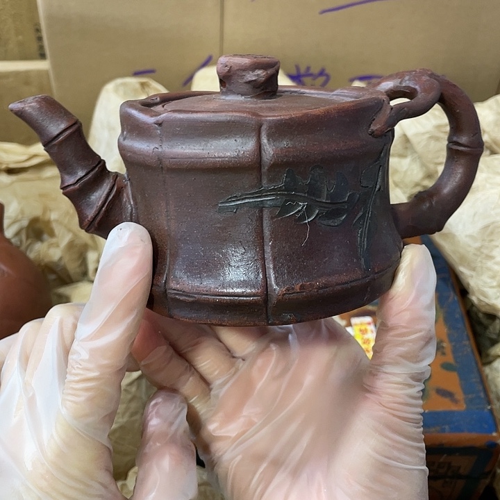 紫砂茶壶原矿泥料手工制作的一把紫砂壶。