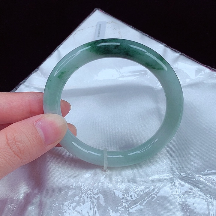 翡翠手镯未镶嵌翡翠