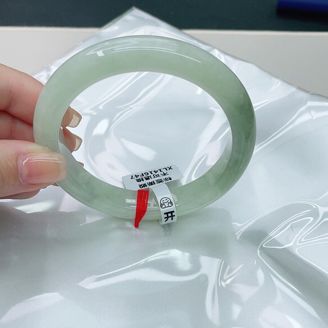 翡翠手镯未镶嵌正60.7