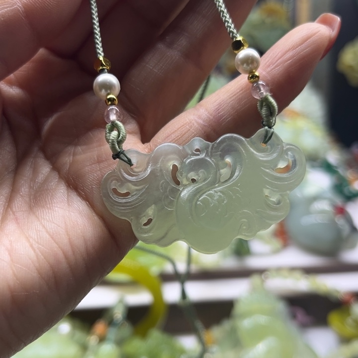 蛇纹石玉未镶嵌颈饰