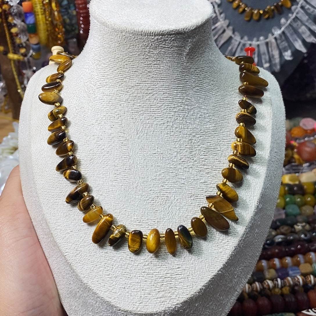 石英质玉未镶嵌，A品虎眼长牙一条，