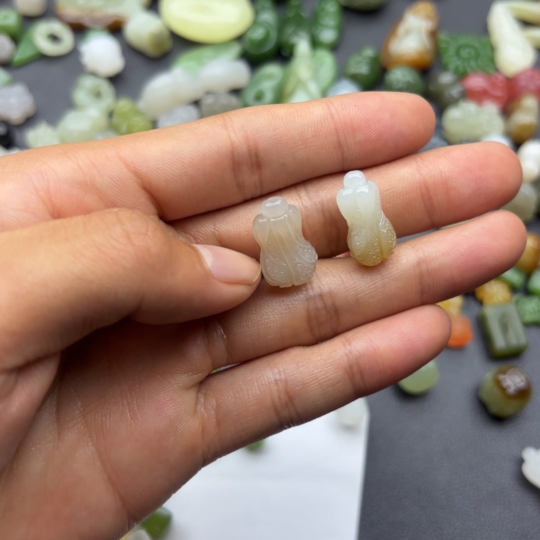 张***墨和田玉未镶嵌颈饰拍一发一