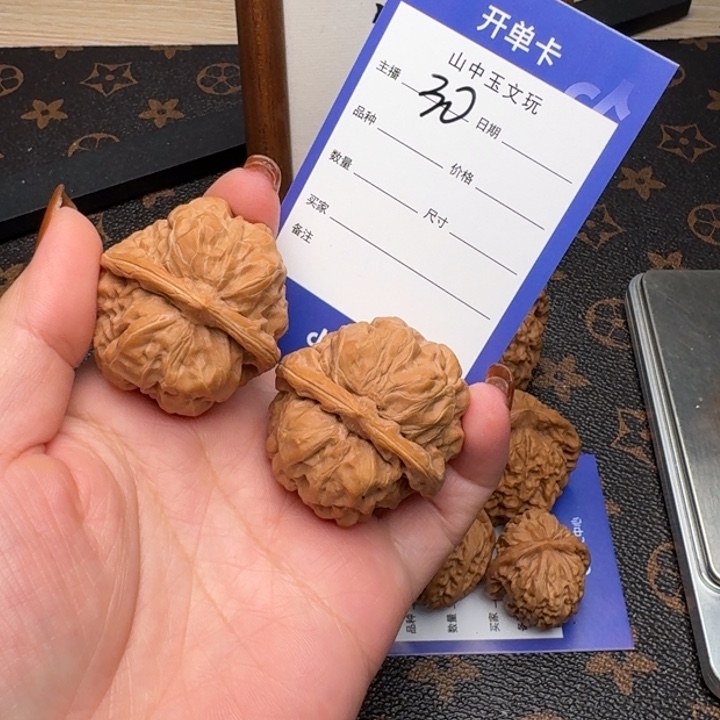 M***半文玩核桃把件38蛤蟆头