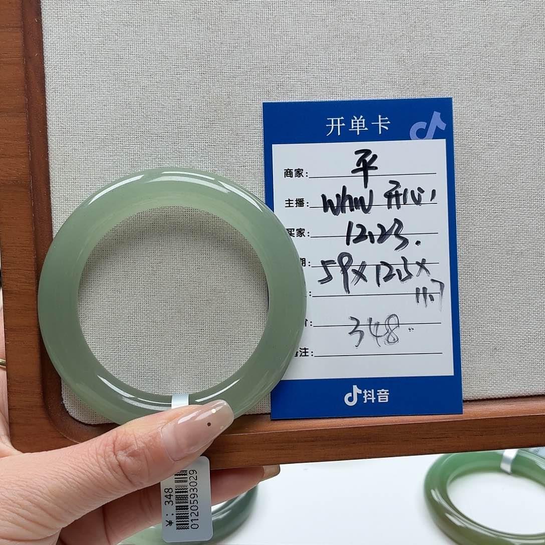w***心石英质玉未镶嵌手镯