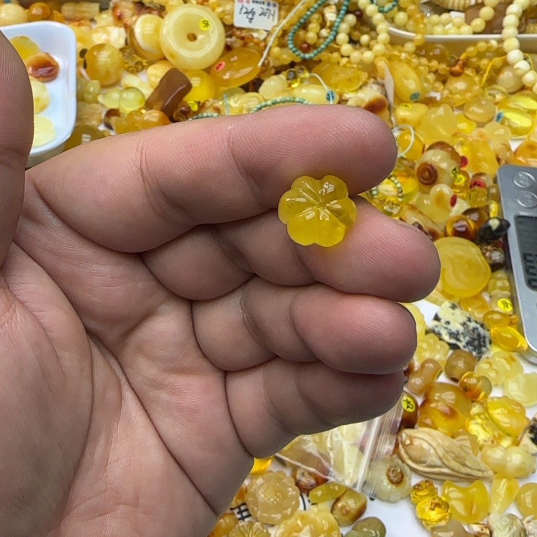 淼***妈琥珀未镶嵌裸石0.85克有瑕02