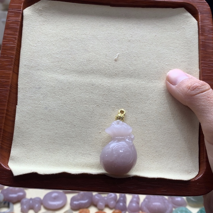 石英质玉颈饰足铂镶嵌珂*