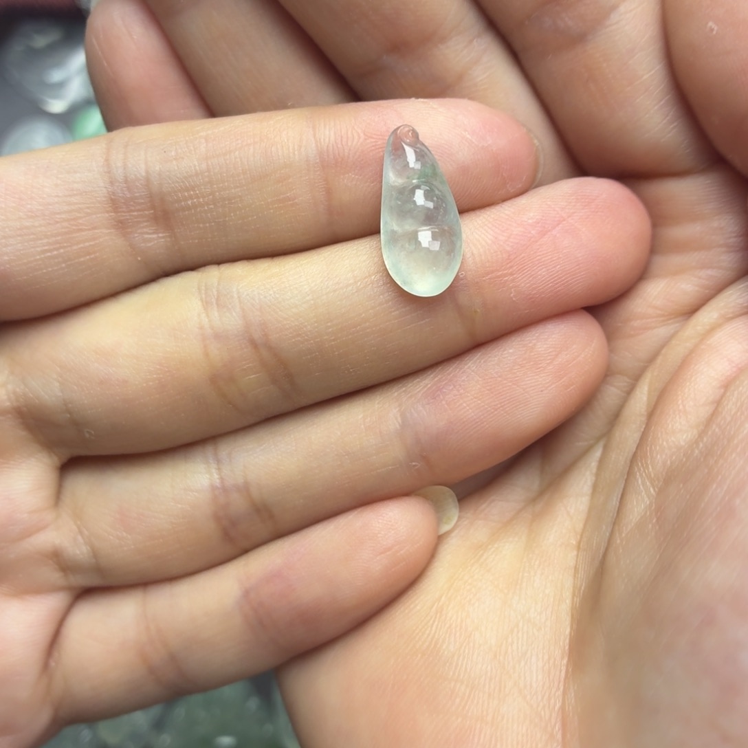 翡翠未镶嵌颈饰飘花豆