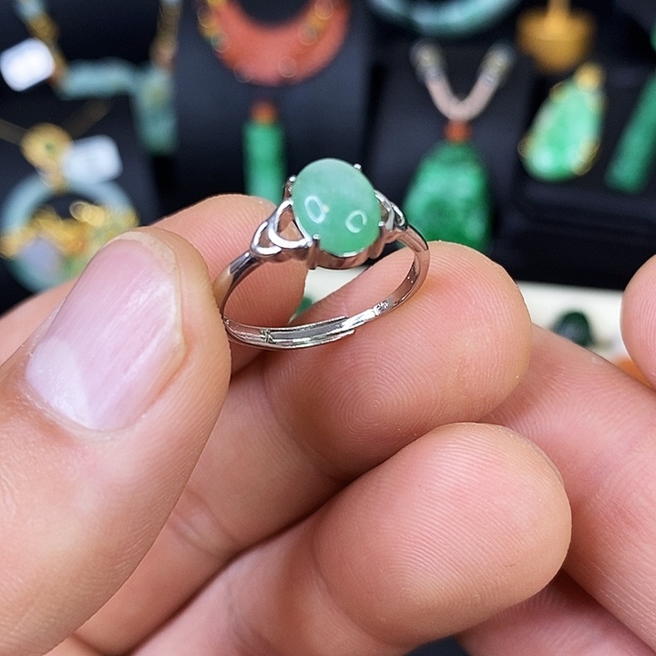 翡翠未镶嵌颈饰戒指