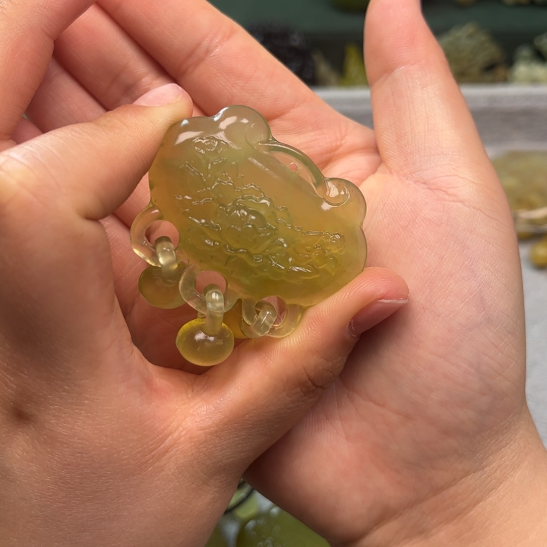 蛇纹石玉颈饰未镶嵌饮***汤