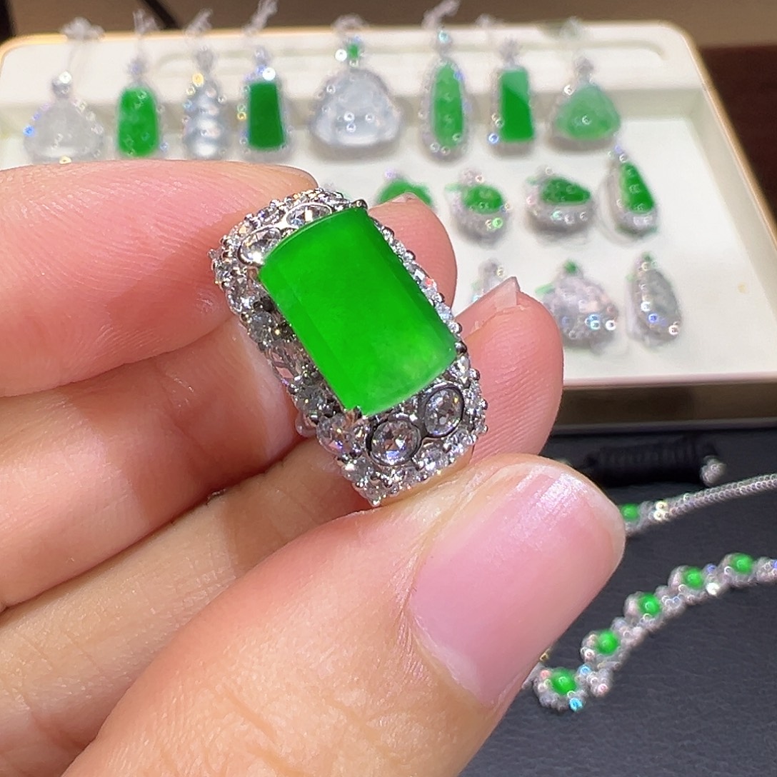 翡翠18K金镶嵌戒指