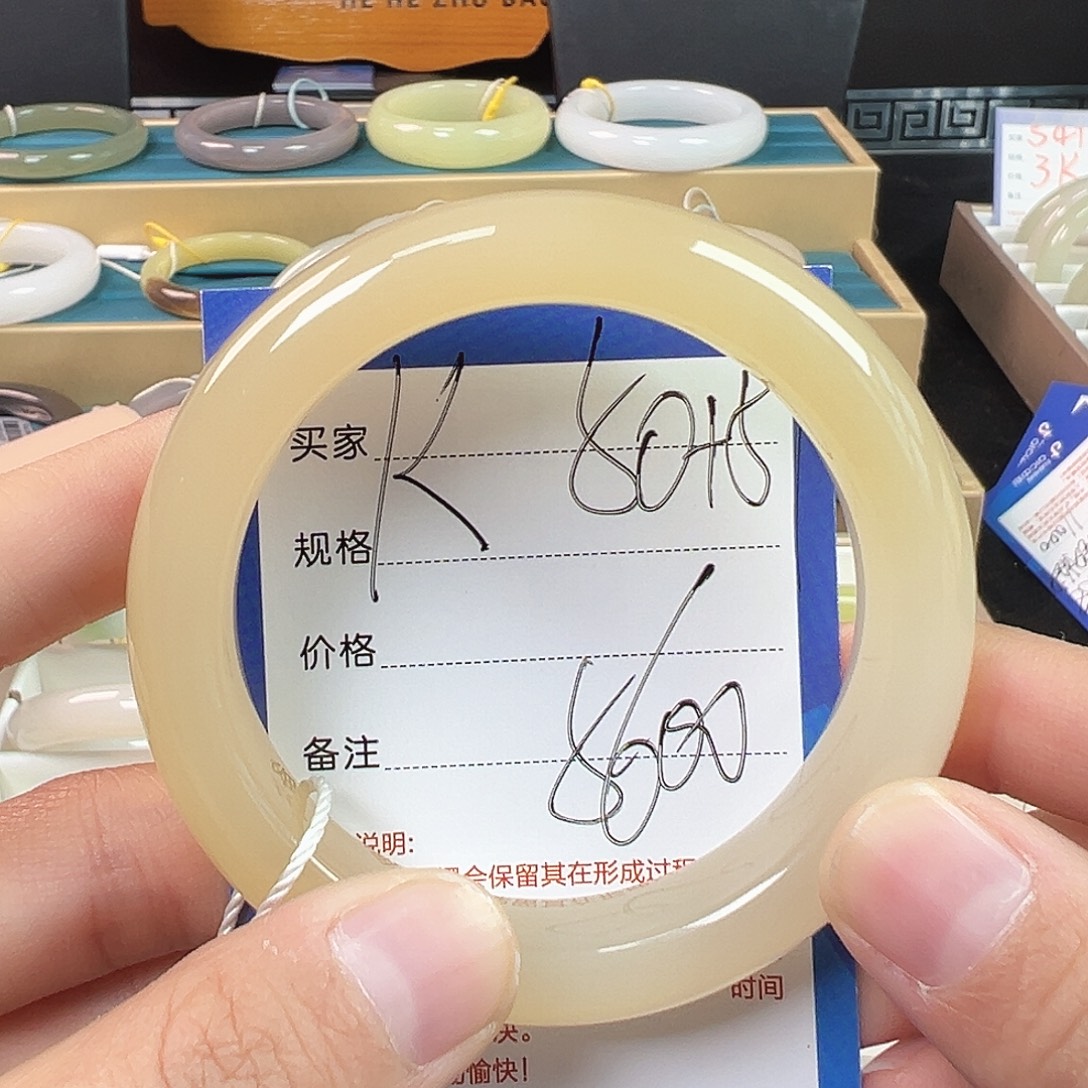 舞***迹和田玉未镶嵌手镯