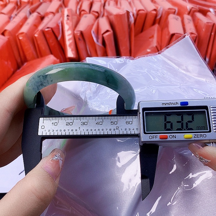 翡翠手镯未镶嵌162。 