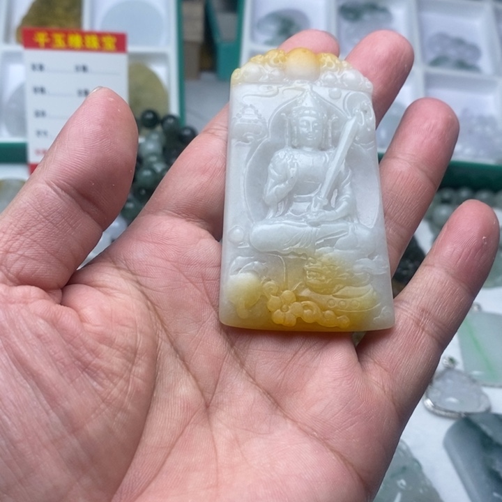 翡翠未镶嵌颈饰上