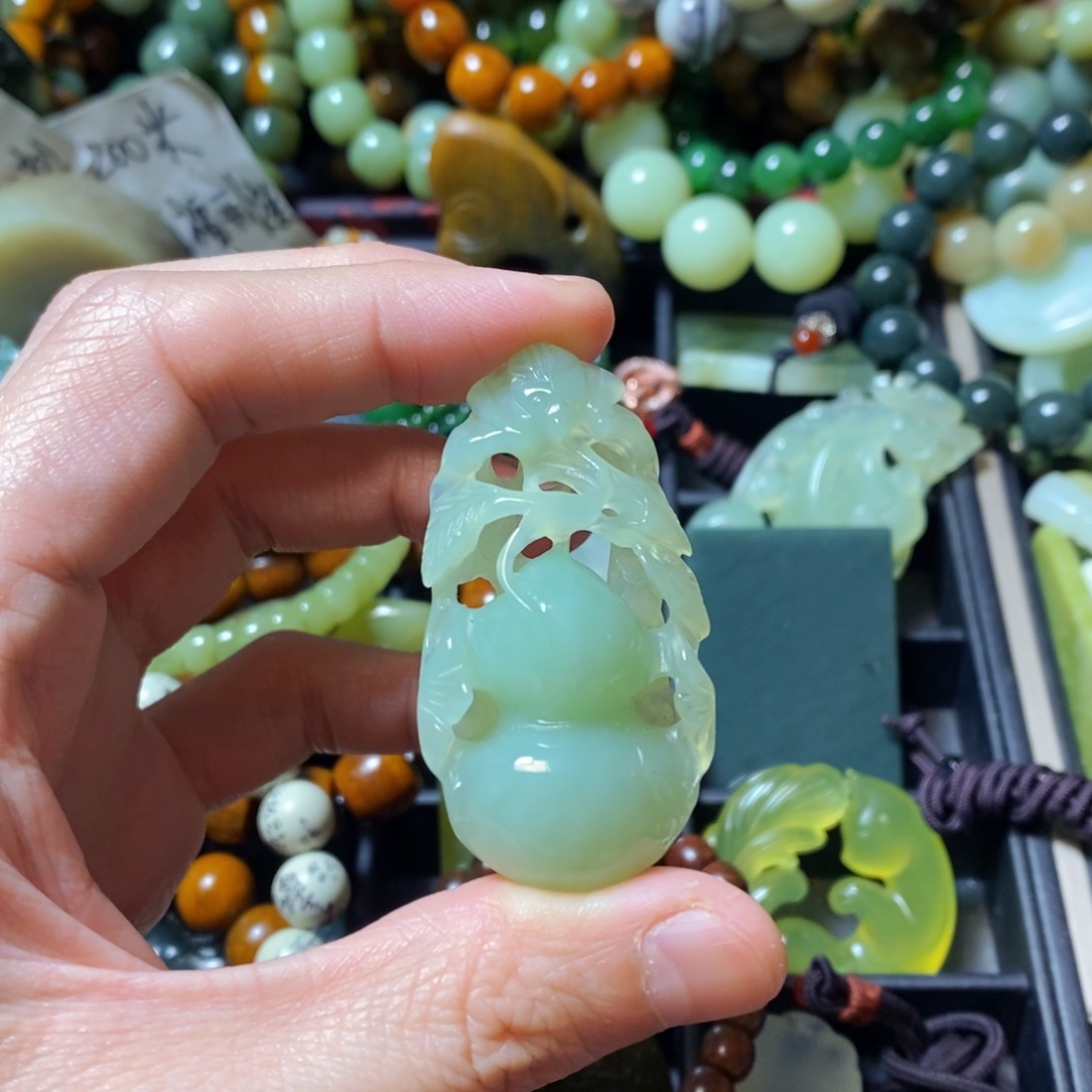 蛇纹石玉未镶嵌颈饰