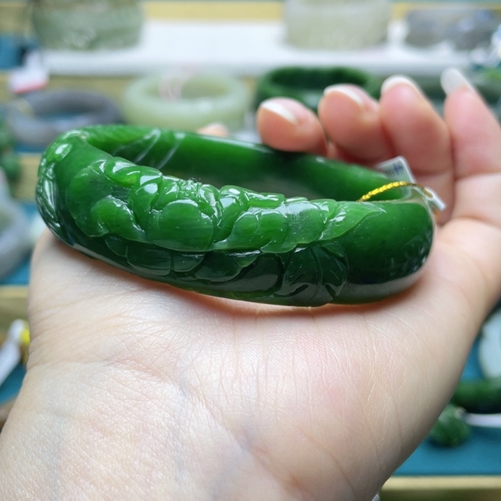 和田玉手镯59+圈口。编号54未镶嵌用****5