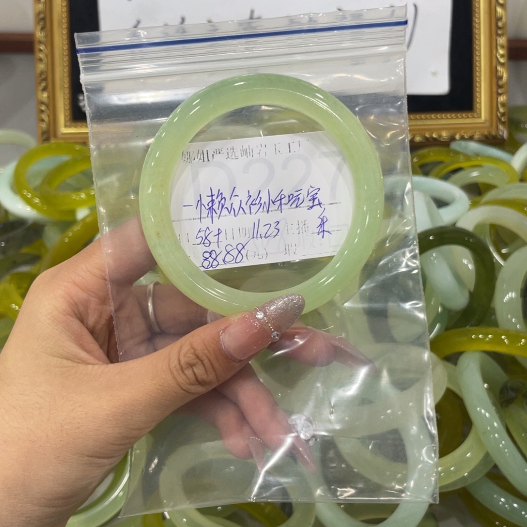 未镶嵌蛇纹石玉颈饰一****宝