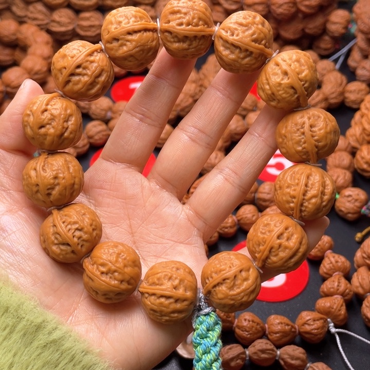 文玩核桃吊坠富甲一方