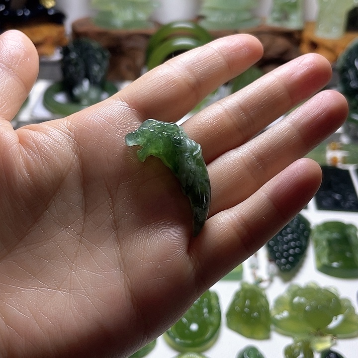 蛇纹石玉颈饰未镶嵌
