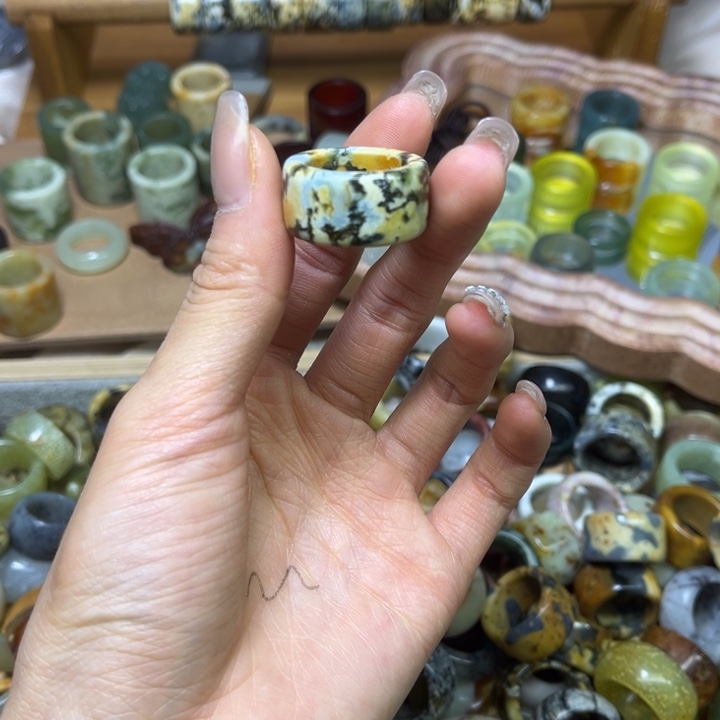蛇纹石玉未镶嵌戒圈