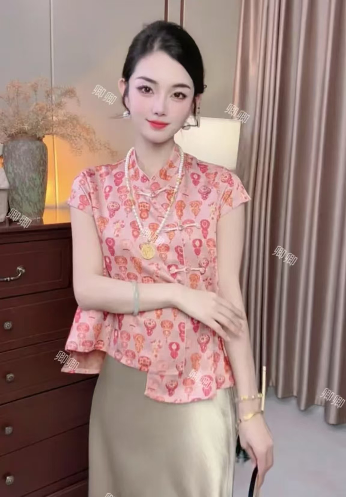 2025夏季新款新中式盘扣设计国风缎面印花显瘦立领不对称短袖衬衫
