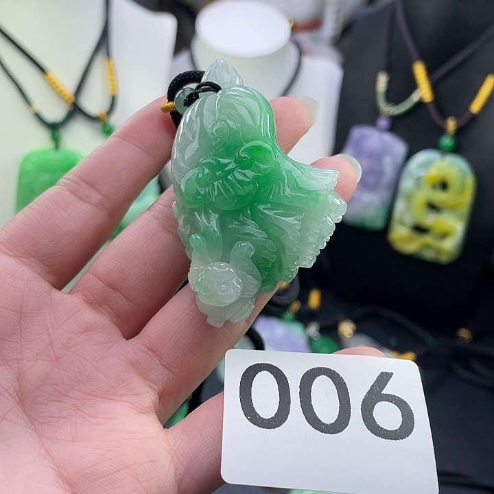 翡翠未镶嵌吊坠(赠链)