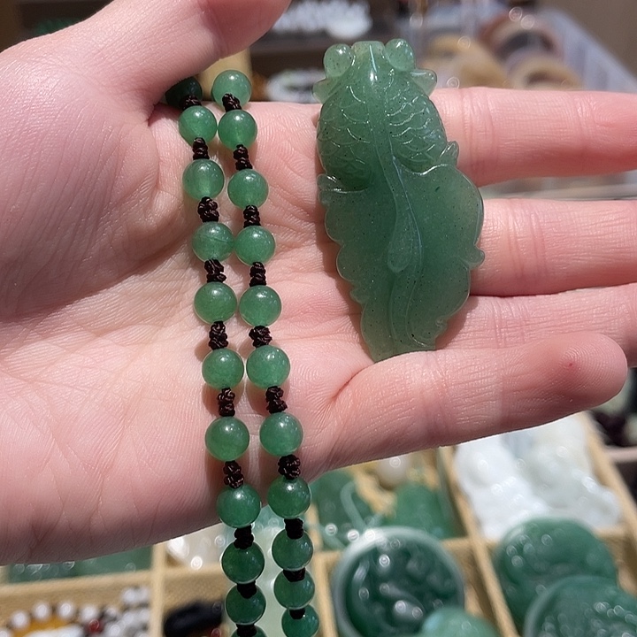 石英质玉未镶嵌颈饰