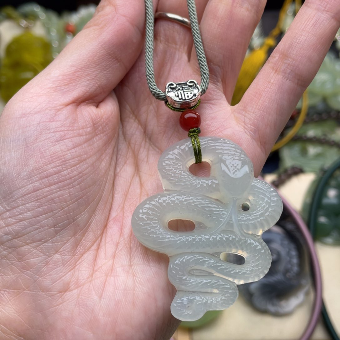 蛇纹石玉颈饰未镶嵌