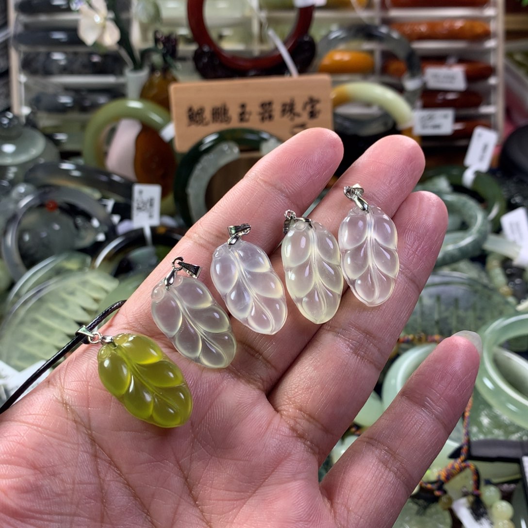 蛇纹石玉颈饰未镶嵌