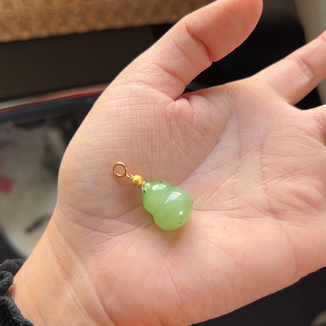 和田玉足金镶嵌吊坠(不含链)乌兰海苹果绿