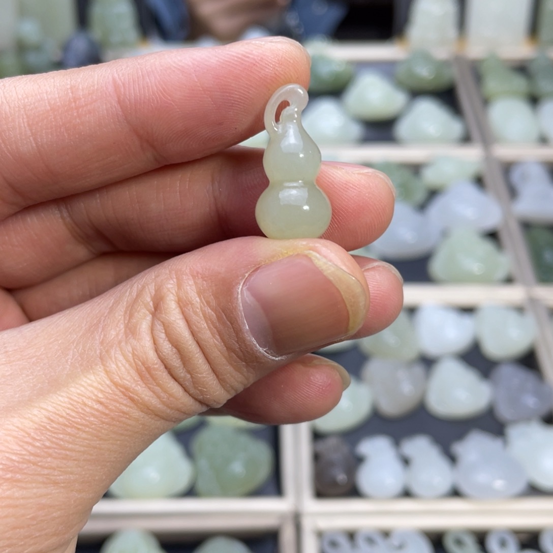 和田玉颈饰未镶嵌小葫芦