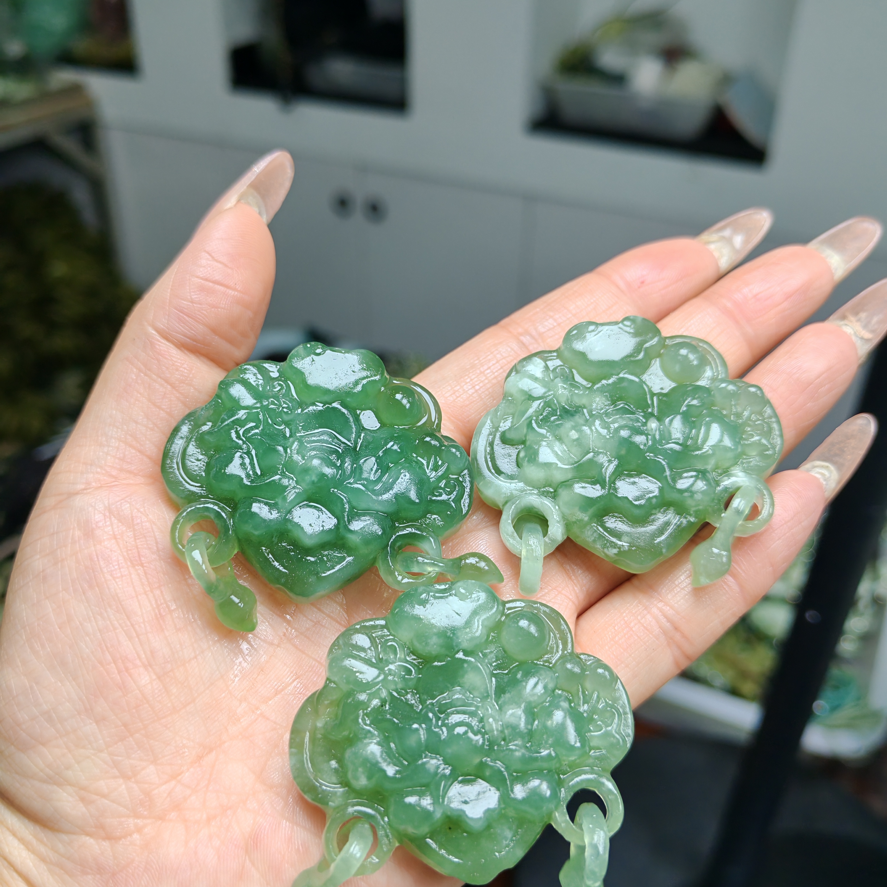 岫玉上品手工雕刻樱花牡丹花鬼工怀（随机发货其中一个）