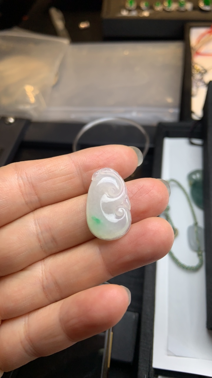 天然翡翠如意吊坠