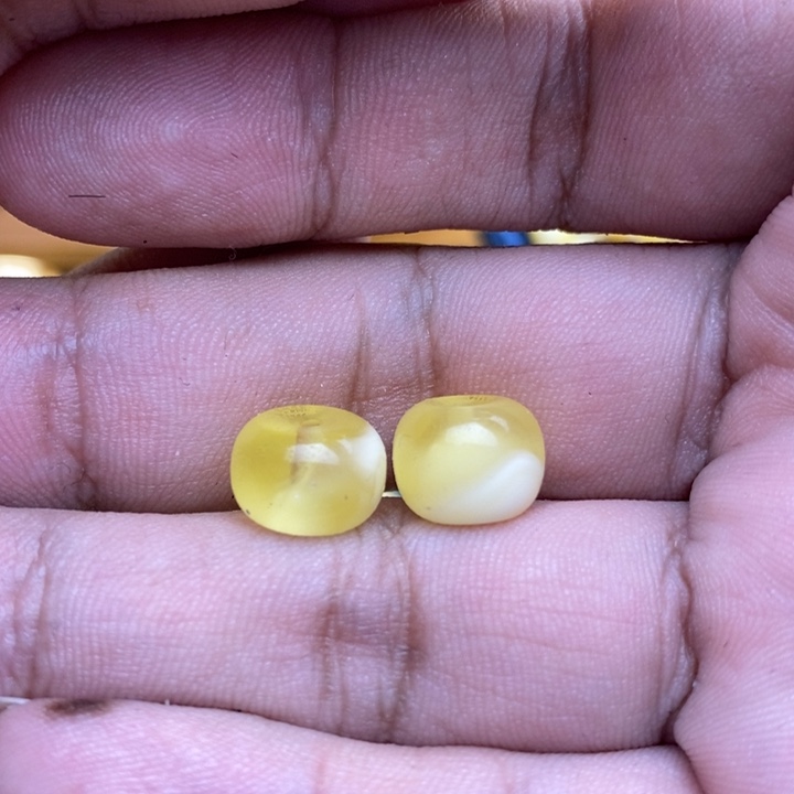 琥珀未镶嵌裸石35号小墩子2颗微瑕
