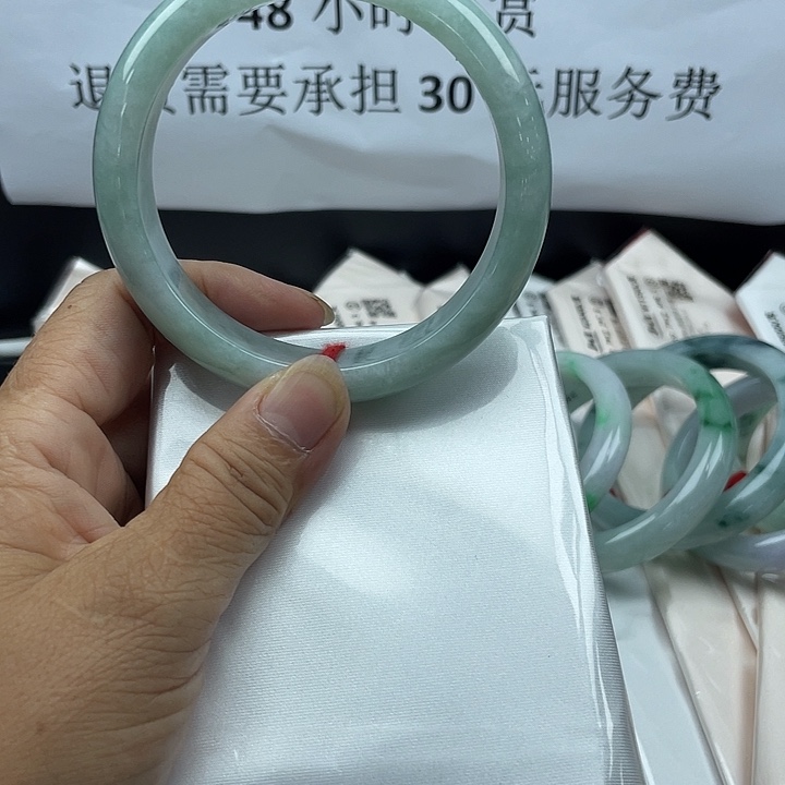 翡翠手镯未镶嵌翡翠手镯