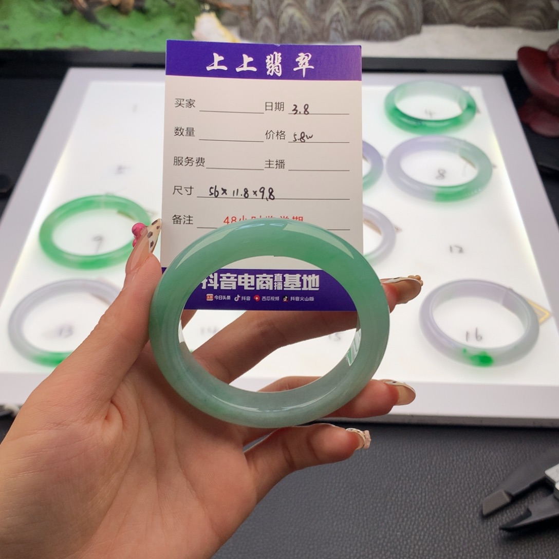 翡翠手镯未镶嵌暖*?