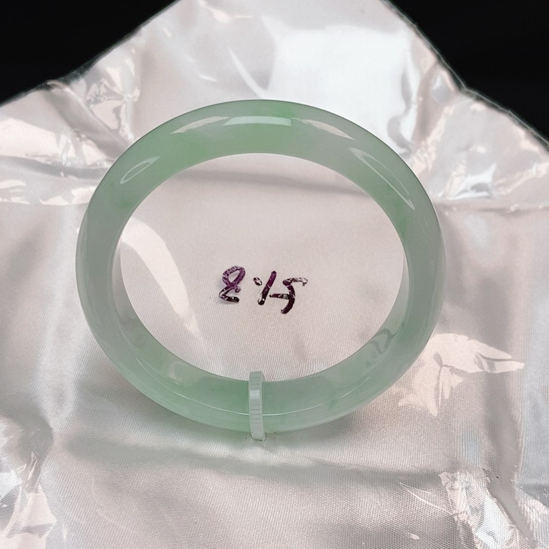 翡翠手镯未镶嵌正圈