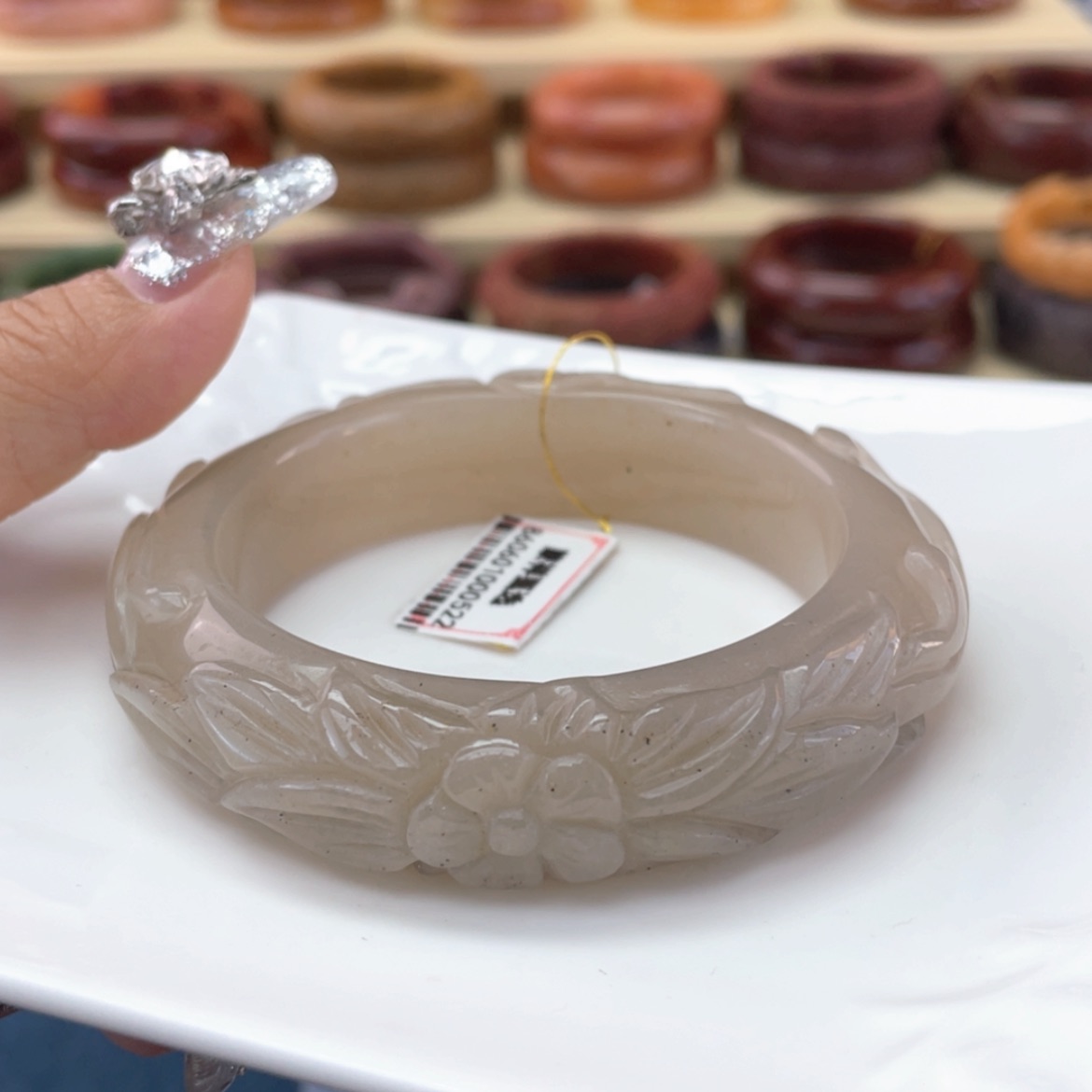 【闪购商品】石英质玉手镯未镶嵌炒***拿
