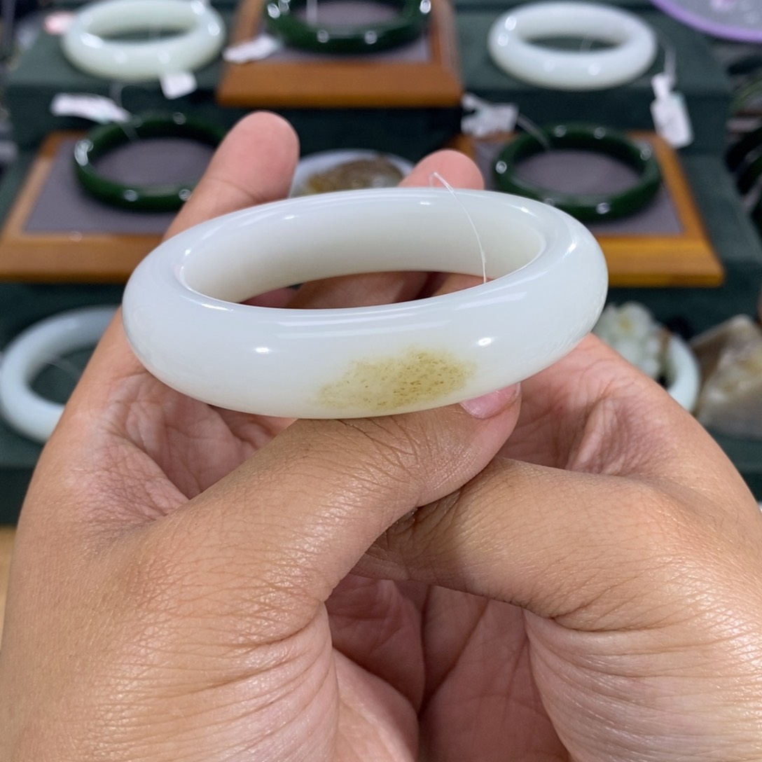 和田玉手镯未镶嵌