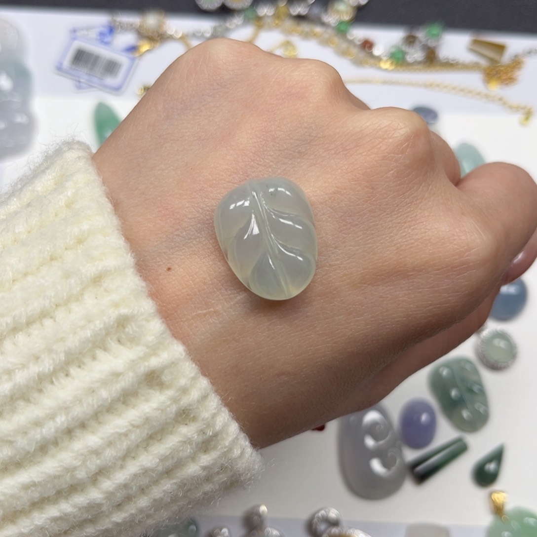 翡翠颈饰未镶嵌张***子翡翠小肉叶子