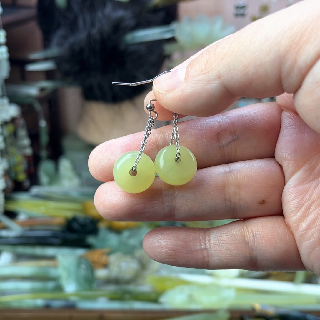 岫玉未镶嵌耳坠平安扣直径1.3厘米左右