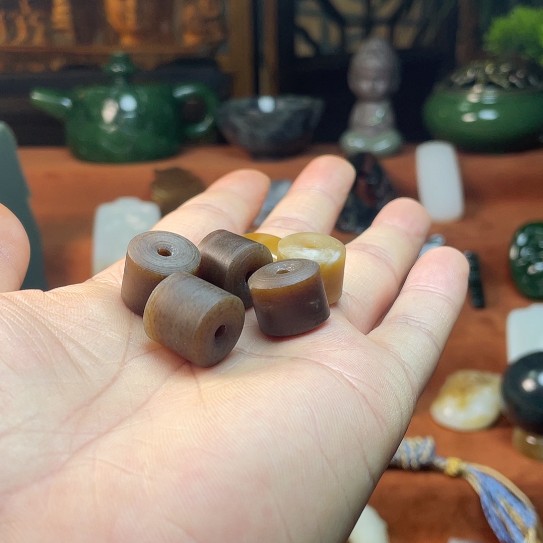 和田玉未镶嵌颈饰新疆且末糖桶珠通孔带证书