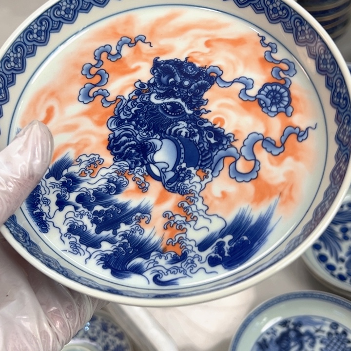 瓷片白青花胭脂红醒狮大壶承