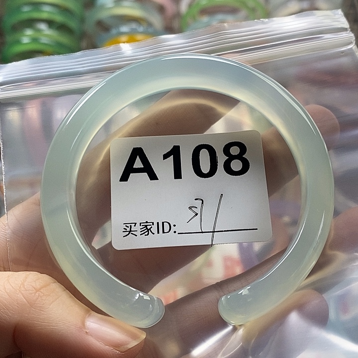 梦***0玛瑙/玉髓未镶嵌手镯