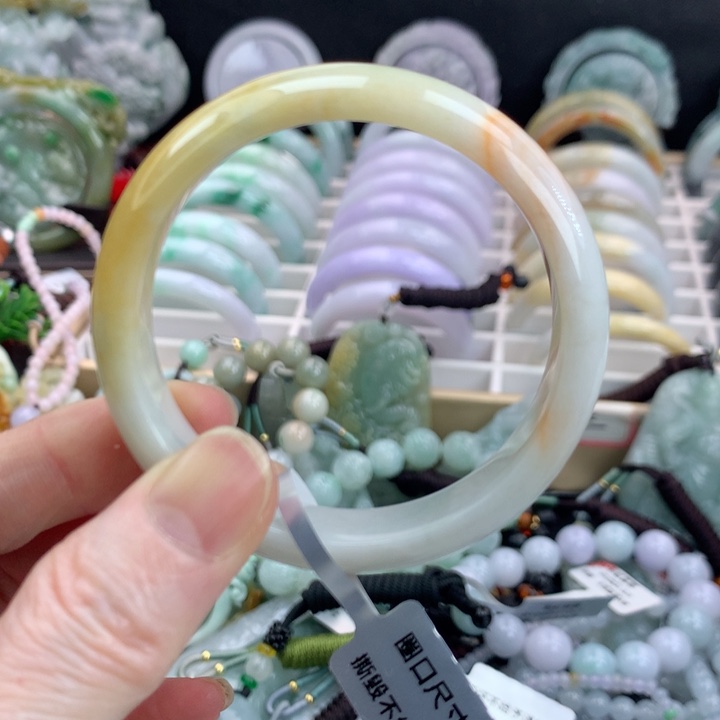 翡翠手镯未镶嵌吊坠