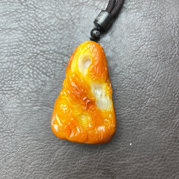 石包沁色龙手把把玩件D2