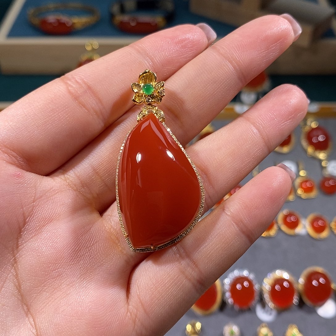 南红玛瑙颈饰18K金镶嵌小*味