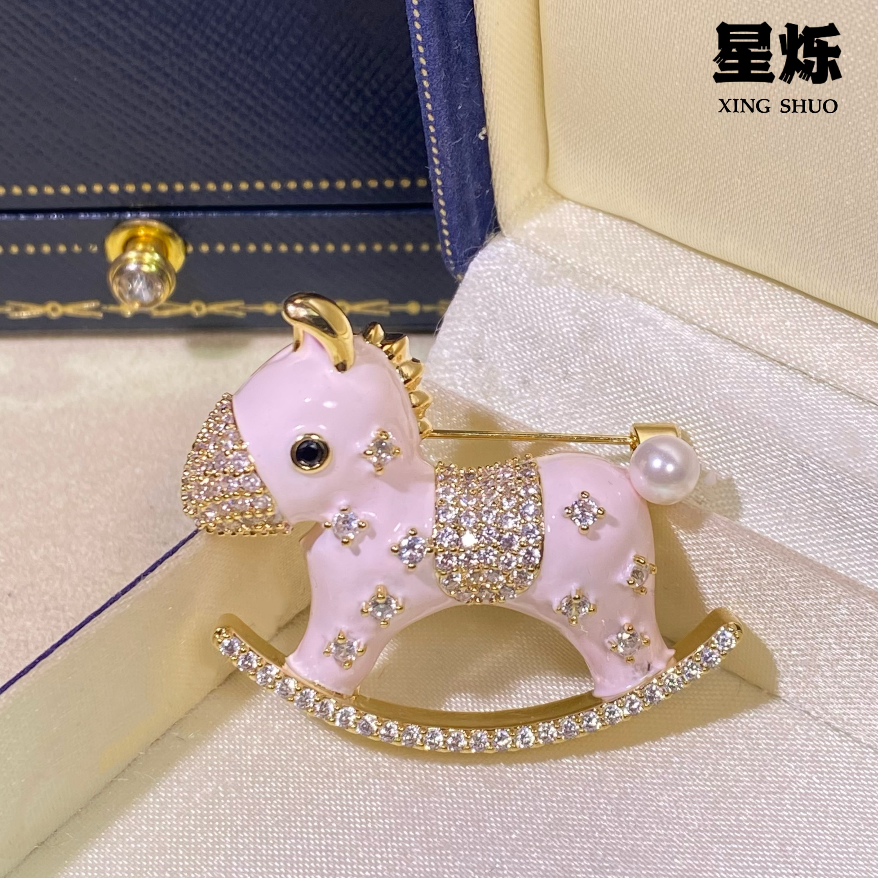 铜合金胸针 【粉色小木马】高端轻奢设计师简约百搭时尚可爱甜美